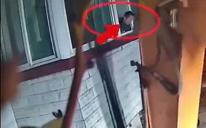 ( 影 ) 無人性「血拆」! 不顧屋主還在二樓 怪手樓下狠拆、鎮暴警察圍住 民眾掉淚看屋毀