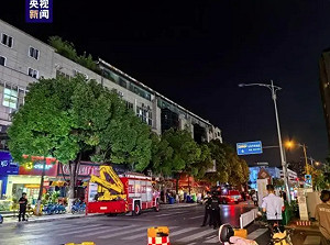 (影) 好大的招牌! 雲南店招墜落3死7傷 6歲姐姐走了 4歲妹妹還在加護病房