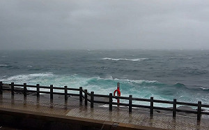 凱米颱風來襲！宜蘭與北海岸海景第一排「鏡頭君」們準備好了