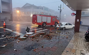 (影)凱米肆虐！花蓮6樓外牆掉落砸中下方車輛重創母子 後座母不治
