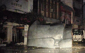 強烈颱風凱米肆虐！花蓮咖啡店｢巨型摩艾像｣遭強風吹斷躺倒路中央