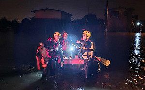 宜蘭淹水1.5米深！居民颱風天躲屋頂 質疑溪洲閘門未及時關閉釀禍