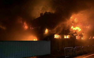 (影)凱米夜不寧！台中神岡工廠大火 警義消搏火神鬥風雨