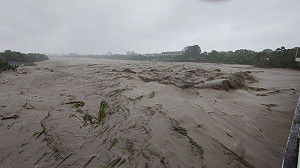 嘉義八掌溪水暴漲溢堤 37人受困路中或民宅獲救