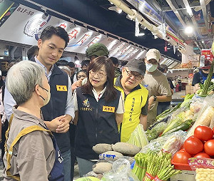 憂蔬果菜價「見風漲」 蔣萬安、林奕華一早巡南門市場