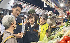 憂蔬果菜價「見風漲」 蔣萬安、林奕華一早巡南門市場