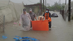 (影) 近2小時全國雨量之冠! 屏東突降大豪雨 多地淹水釀多起受困事件