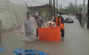 (影) 近2小時全國雨量之冠! 屏東突降大豪雨 多地淹水釀多起受困事件