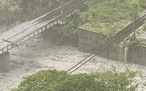 小清水溪橋斷畫面曝！台鐵：東部幹線對號仍停駛、花蓮區間車15：50陸續通車