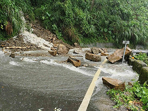 凱米颱風暴雨未歇 嘉義縣阿里山鄉26日繼續停班停課
