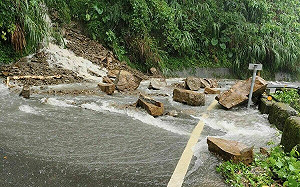 凱米颱風暴雨未歇 嘉義縣阿里山鄉26日繼續停班停課