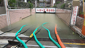 高雄地區時雨量破百! 台電電力搶修被迫放緩