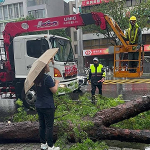 凱米過境高雄多處積淹水 藍營協尋黃捷「人哩?」