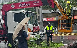 凱米過境高雄多處積淹水 藍營協尋黃捷「人哩？」