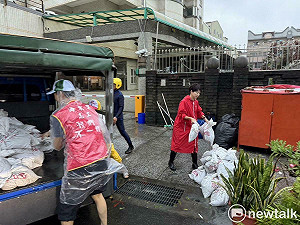 陳亭妃助設封鎖線搬沙包調度抽水機 動員各區支持者回報災情送物資