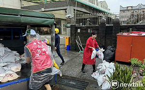 陳亭妃助設封鎖線搬沙包調度抽水機 動員各區支持者回報災情送物資