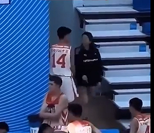 (影) 耳光9連搧! 中國體校女教練狂出手 U16小球員未反抗 網高喊心疼