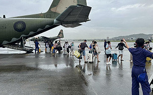 凱米颱風交通大亂!軍方啟動疏運C計畫   4架軍機支援疏運