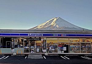 中國遊客挖洞拍富士山太扯 日本河口湖町公所出新招