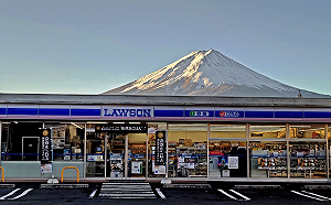 中國遊客挖洞拍富士山太扯 日本河口湖町公所出新招