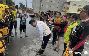 黃偉哲視察麻豆小埤里淹水情形  鞠躬感謝消防人員協助救災