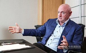 賀錦麗副手 美媒：海軍出身退役太空人凱利有望出線