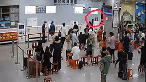久候不耐!金門旅客抓椅猛砸櫃台畫面曝 1地勤受傷