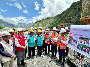陪同李孟諺赴桃源區勘災    陳其邁囑全力修復讓居民正常通勤
