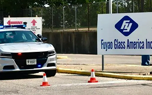 (影) 中企福耀玻璃美工廠遭突襲搜查! 涉嫌剝削勞工、人口走私與金融犯罪