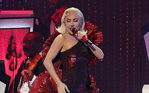 Lady Gaga訂婚了！攜企業家男友看奧運 甜喊「我的未婚夫」