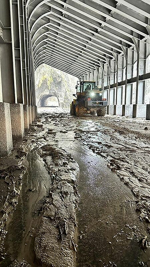 中橫搶通後仍有落石!公路局:機動管制