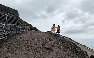 (影)中國母子在富士山上打架？！ 母承認「在兒面前愛愛」拍攝者竟是台灣登山客！