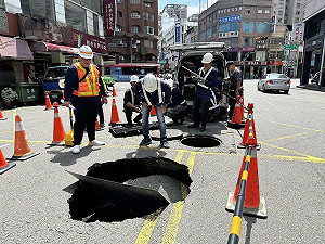 凱米過後留下多處坑洞 高市府跨局處動員恢復市容