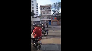 (影) 委內瑞拉全國暴動! 軍警也加入示威 抗議者佔領首都機場 要軍方推翻馬杜洛