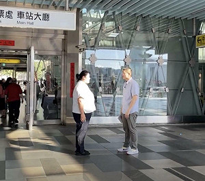 謝國樑赴基隆火車站站崗鞠躬 民進黨:不如專心市政