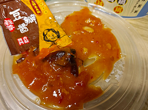 豆瓣醬包驚現蟑螂!三媽臭臭鍋店員回應惹眾怒