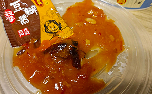 豆瓣醬包驚現蟑螂！三媽臭臭鍋店員回應惹眾怒