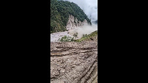 (影) 山洪、山崩來得好快! 高速公路瞬間沒了 四川山洪工人急逃命 水壩決堤又釀災