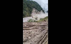 (影) 山洪、山崩來得好快！ 高速公路瞬間沒了 四川山洪工人急逃命 水壩決堤又釀災