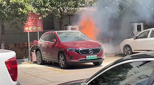 (影) 一天到晚火燒車 還會夾手指! 中國電動車「架恐怖」 周鴻禕試車也哀嚎