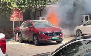 (影) 一天到晚火燒車 還會夾手指! 中國電動車「架恐怖」 周鴻禕試車也哀嚎