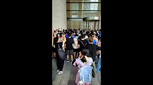 (影) 用不合理罰款斂財? Temu 罰金高達5億多 大量商家聚集拼多多總部抗議