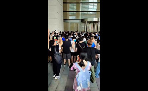 (影) 用不合理罰款斂財? Temu 罰金高達5億多 大量商家聚集拼多多總部抗議