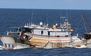 我漁船與陸漁船七美外海擦撞 海巡後送受傷漁工就醫