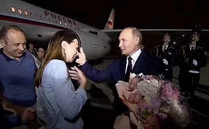 (影) 利多不留給川普? 俄羅斯與美、德大規模換囚 普丁親自機場迎接