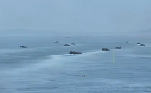 (影) 解放軍大規模搶灘登陸演習 士兵衝出登陸戰車 海灘硝煙四起