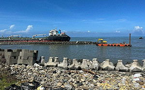 鴻盛88輪擱淺 船主失聯！航港局緊急完成除油作業