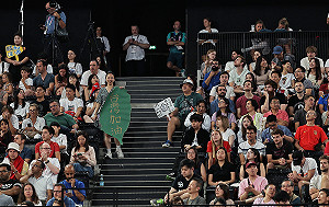 巴黎奧運持台灣應援旗遭小粉紅硬搶！駐法處：涉人身攻擊協助報警