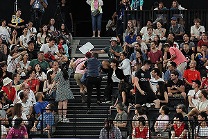 巴黎奧運》台觀眾東奧in毛巾遭沒收！中國小粉紅強搶台灣加油海報