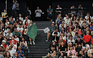 巴黎奧運持台灣應援旗遭小粉紅硬搶！駐法處：涉人身攻擊協助報警